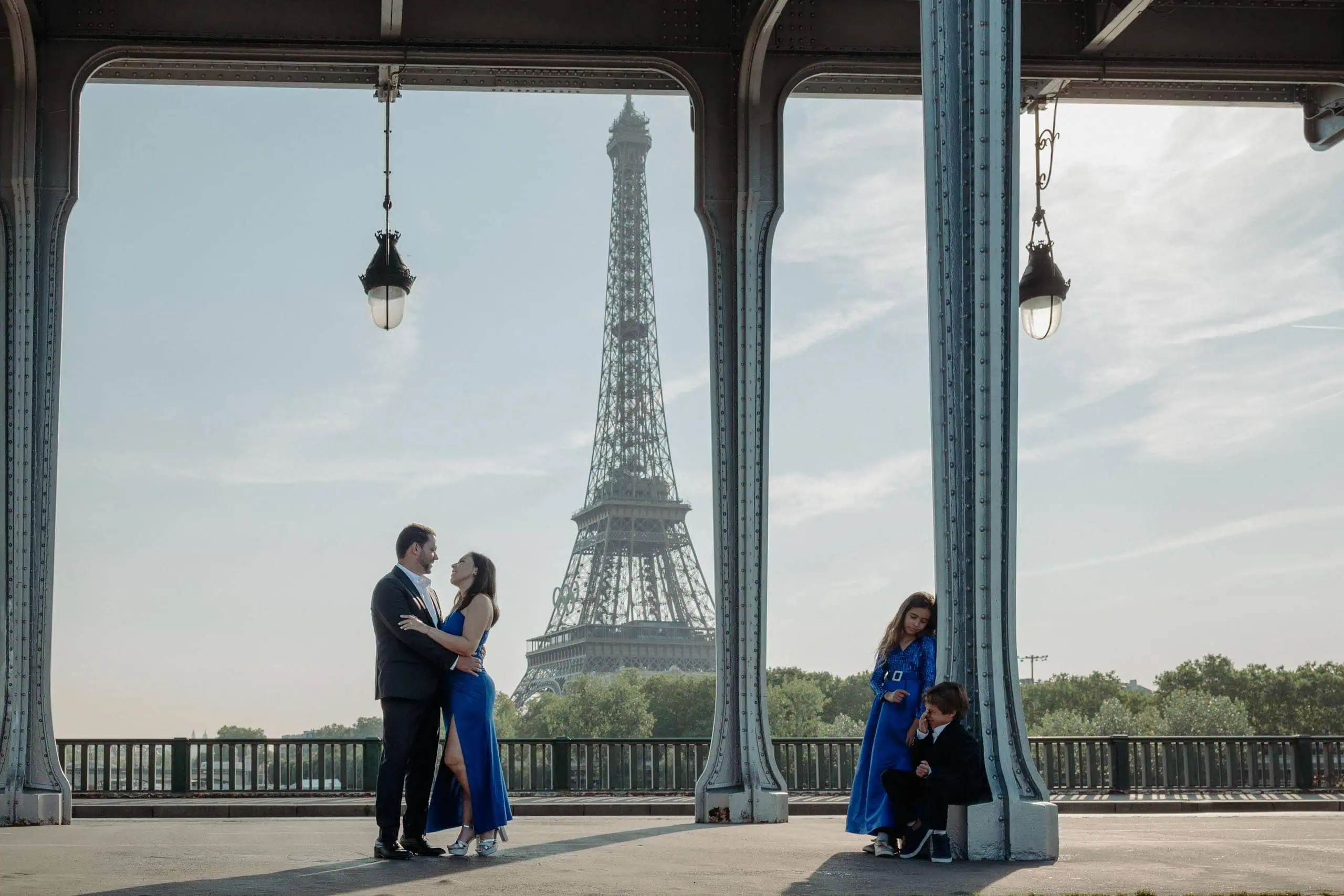 Family blue outfits bir hakeim bridge Eiffel Tower Paris - Paris by Finzi