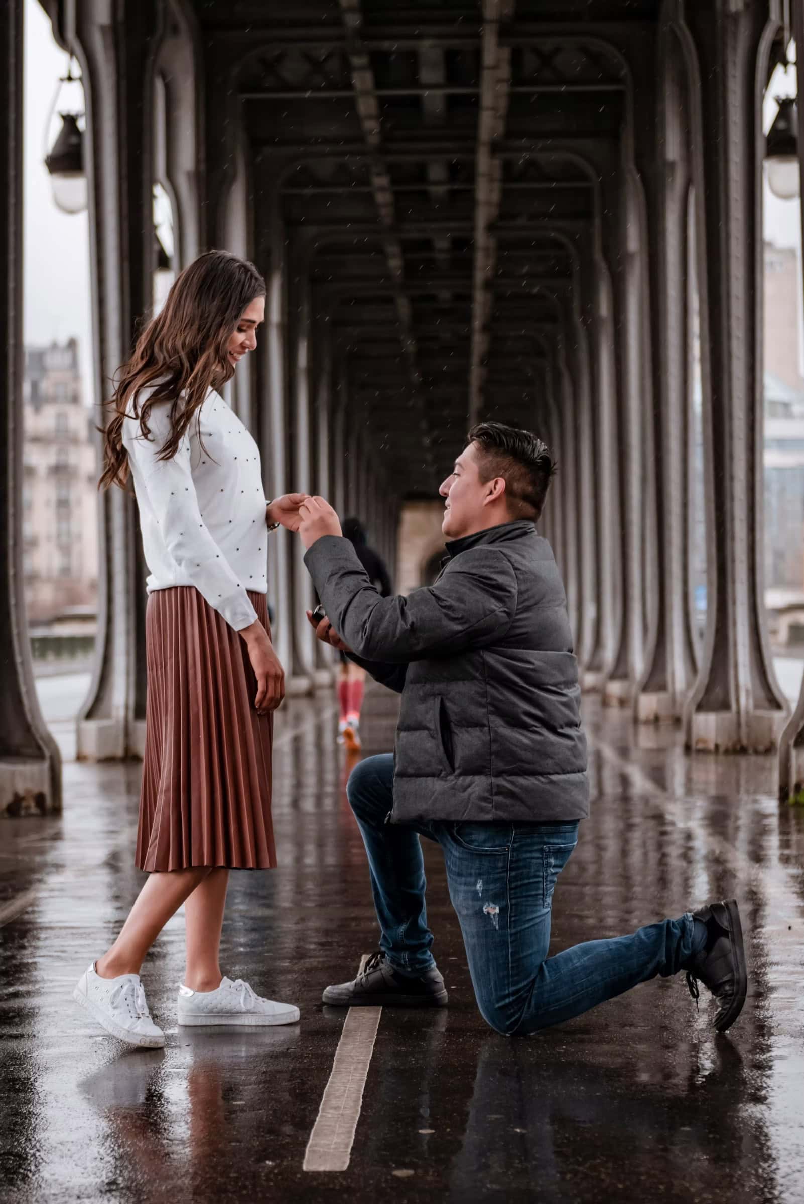 Surprise proposal on the upper walkway of Pont de Bir-Hakeim