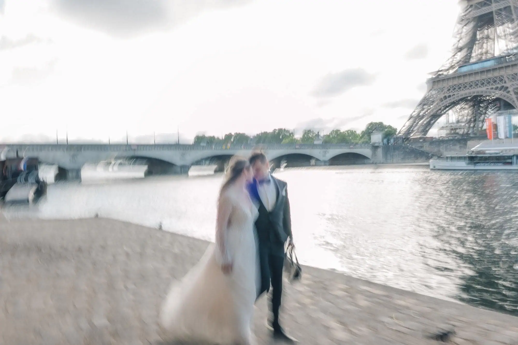 Wedding couple motion blur seine river Eiffel Tower Paris - Paris by Finzi